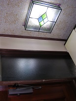 天井のステンドグラス　ドアの上.jpg