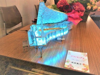（１８）虹色のピアノランプ　：制作　池田聡子　さん