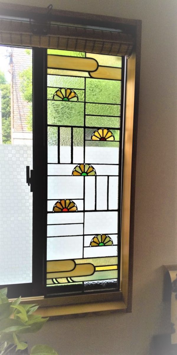 2020.6.5．　窓に嵌め込むステンドグラスパネル　　：制作　三井美智子　さんのサムネイル