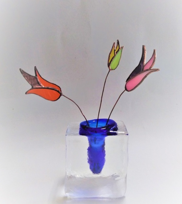 2021.10.17．　ステンドグラスのお花（チューリップ）　　：制作　木村嘉代子　さんのサムネイル