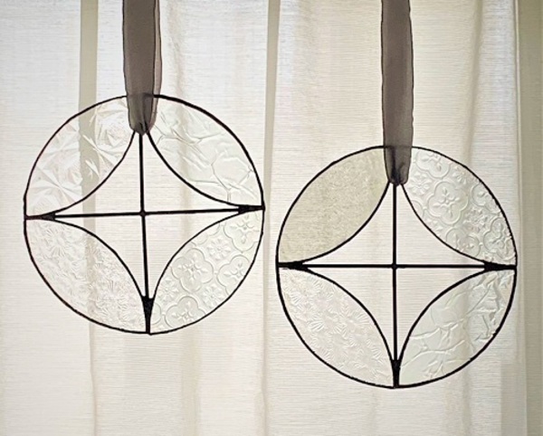 2022.1.28．　ステンドグラスの吊り飾り（台）　　：制作　宮本奈穂　さんのサムネイル