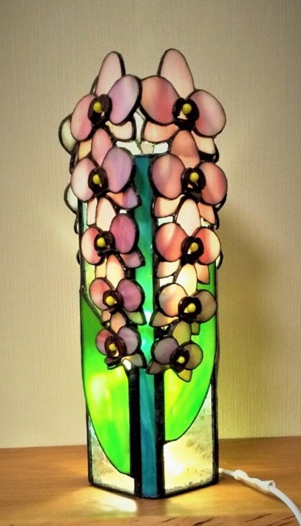 2022.4.8．　胡蝶蘭の花瓶ライト　　：制作　三井美智子　さんのサムネイル