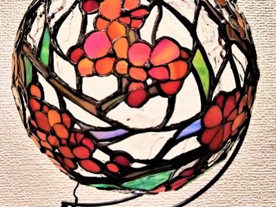 2022.10.18．　ステンドグラスの出窓飾り「紅梅」　　：制作　大久保千聖　さん
