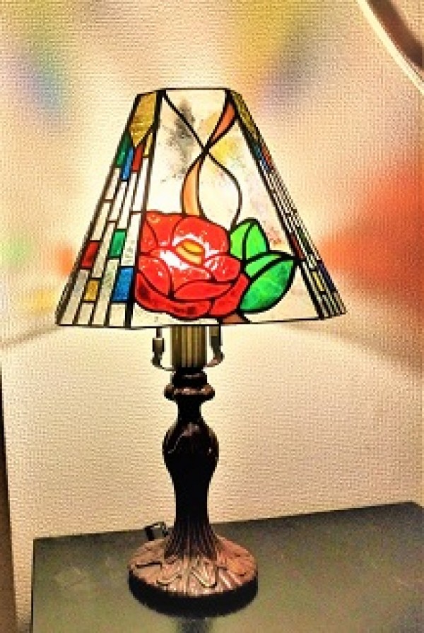 2023.4.20．　4面体のランプ「春咲き椿」　　：制作　木原理香　さんのサムネイル