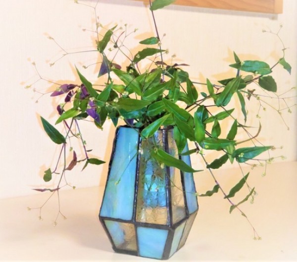 2023.8.7．　ステンドグラスの花瓶飾り　　：制作　三井美智子　さんのサムネイル