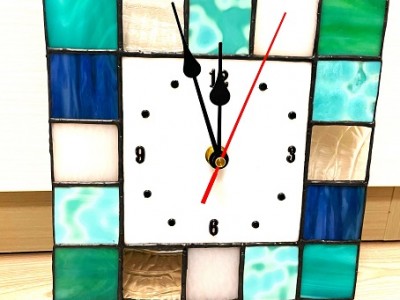 2023.12.23．　ステンドグラスの時計　　：制作　望月津多子　さん