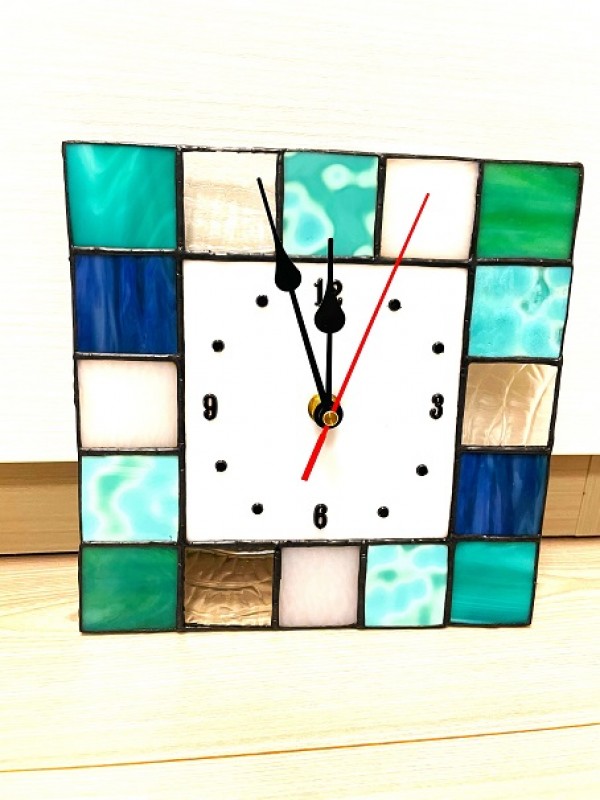 2023.12.23．　ステンドグラスの時計　　：制作　望月津多子　さんのサムネイル