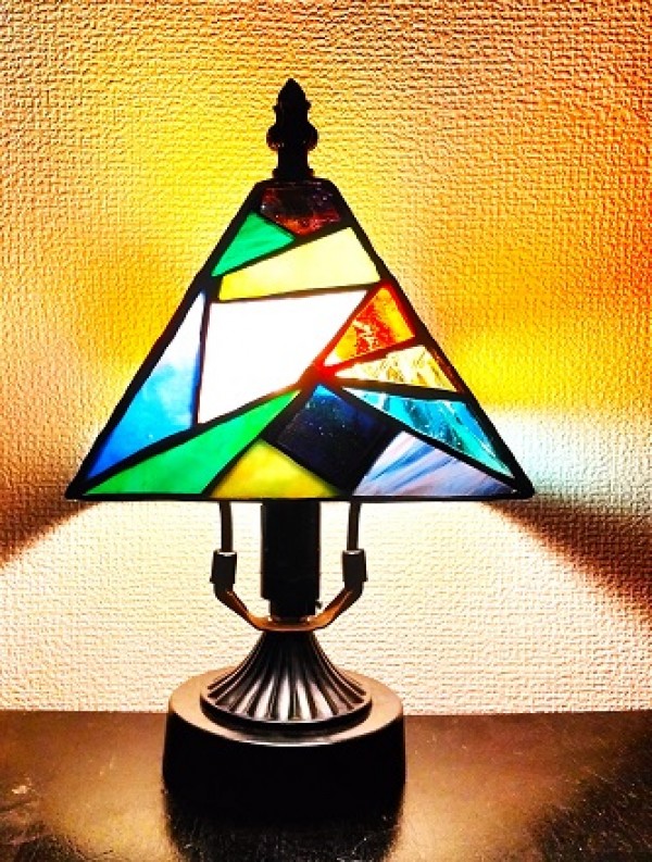 ４面体の卓上ランプ